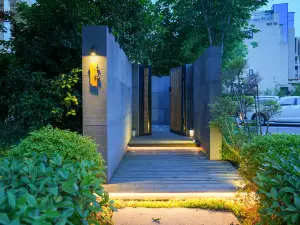 Taibai Mountain is not late · Riverside Pool Home