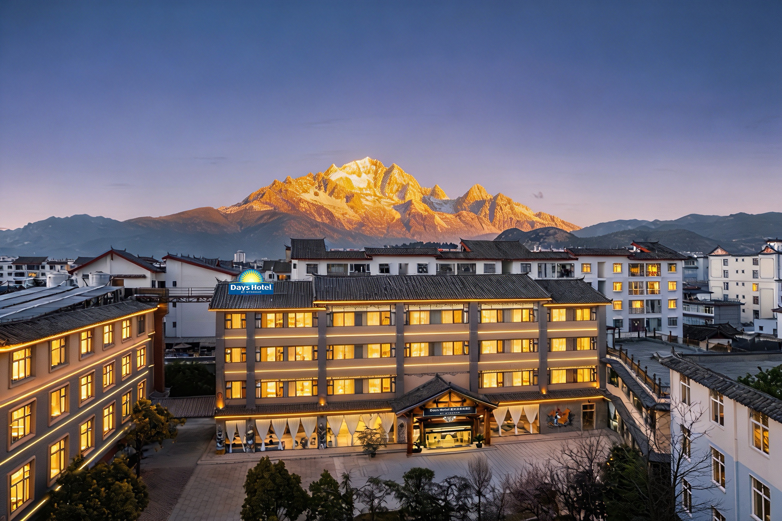 丽江古城戴斯温德姆酒店（祥和商业广场店）180°城景|智能双床房「零压床垫·独立空调·小度智能」 2 晚(连住) + 早餐 2 份/天 + 欢迎水果 1 份 + 少数民族服饰体验 1 份 + 保证延迟退房至15:00 1 份 + 提前至11:00入住（视房量房态） 1 份