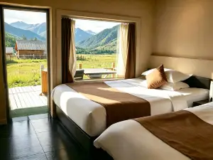 Big Pineapple  | Vintage French Snow Mountain View Resort Homestay (Kanas Scenic Area Branch)
