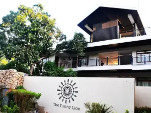 The Funny Lion - Puerto Princesa