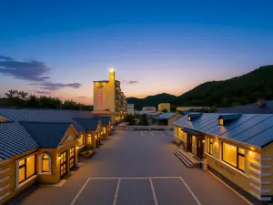 橫道河子境然里民宿（油畫村店）
