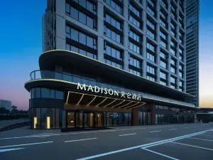 Madison Hotel (Yibin Hejiangmen Yangtze River Park)