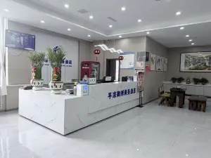Yuzhou Business Hotel (Pingliang Liuhu Park)