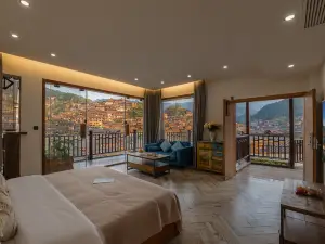 Xijiang Wants to stay in  Light Luxury Hotel (Observation Deck Branch)