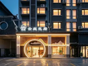 Cloud Blossom Hotel