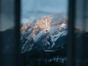 Luxury Mountain View Hot Spring Resort (Private Oxygen Spa Hotel at the Foot of the Snowy Mountain)