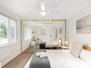 Sunny & Comfortable Stay – Walking Distance to Bus & Shops