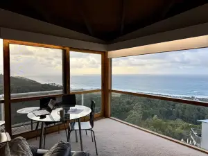 Chris's Beacon Point Restaurant & Villas