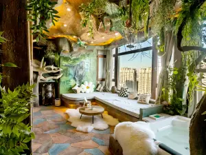 Guanlan Art Themed High-rise Homestay (Central Avenue Chinese Baroque Metro Station Branch)