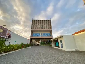 Front One Hotel Gombong