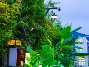 Hengdian Xiaoxishe Homestay (Hengdian Film and Television City Qinwang Palace Branch)