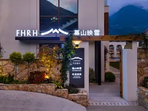 Dusk Mountains Reflecting Snow · Private Hot Spring Villa (Emei Mountain Scenic Area Branch)