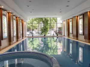 Lion's Garden Hotel