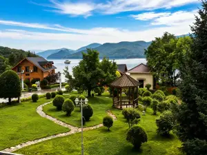 Ziyue Mountain Lodge (Lake Jingpo Scenic Area Baoyue Bay)