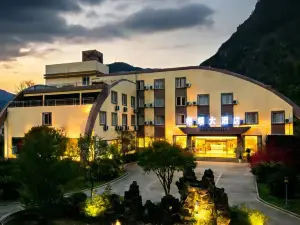 德順ホテル（施秉音樂広場杉木河夜漂観光地大門店）
