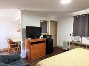 Queen's Motel Blenheim Near Lake Erie ON