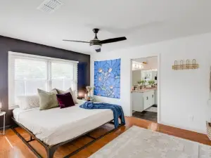 8b 4b nearby pool, Blanco, wine trail, town sq