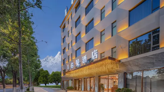 Meisu Hotel on the right of Lijiang ancient city