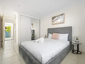 Convenient 2BR Apartment – Comfort & Steps to Liverpool Transit