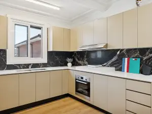 Well-Located Rooms – Walking Distance to Station & Shops