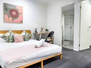 Bright & Chic Rooms – Steps to Bus & Shops