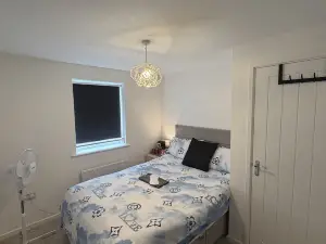 Beautiful New-Build Home in Grimsby With free parking