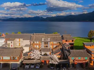 晏坐湖景清奢民宿（瀘沽湖豬槽船遊湖大落水村店）