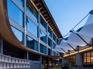 SANJNGY . Serene Realm Hotel (Jiuzhaigou Visitor Center)