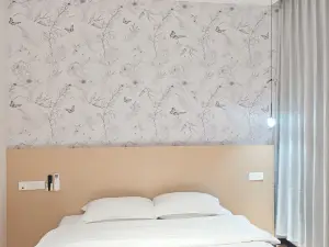 Huatingju Express Apartment (Liaoyang Baita Railway Station)