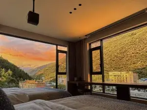 Hanyun Nanting · Oxygenated Mountain View Inn (Altitude 2800m)