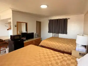 Queen's Motel Blenheim Near Lake Erie ON