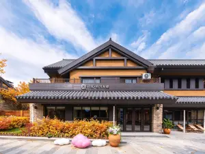Floral Baihe Left Bank Homestay (Changbai Mountain North Slope Distribution Center Enduli)
