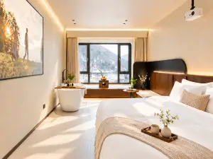 Xi'an Riverside Scenic Resort Hotel(Snow village)