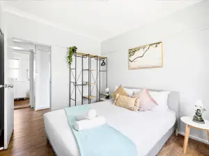 Quiet Rooms – Steps from Train & Shops
