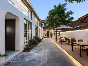Half-Awake Huizhou-style Homestay in Hongcun Scenic Area