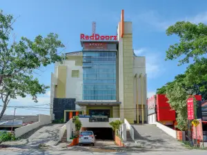 RedDoorz Plus near Hotel Benua Kendari