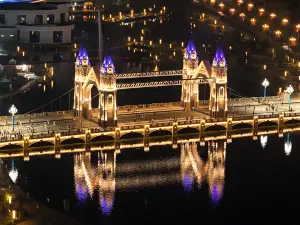 Burqin Xinlv Pinecone Hotel (Internet Celebrity Bridge)