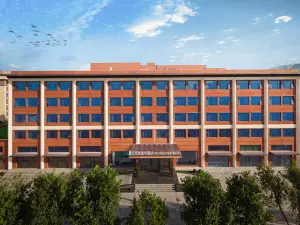 Huayin Huashan North Station Wanda Meihua Hotel