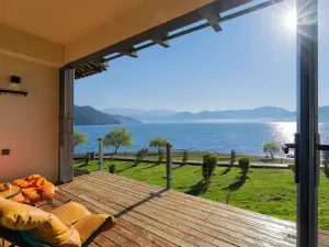 Yan sit lake view luxury B&B (Lugu Lake pig trough boat tour lake big falling water village store)