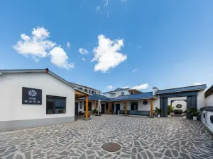 Floral Hotel·Lake Jingpo Deshe Hotel