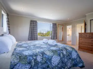 Crystal Waters by Ohana – Tranquil Lake Stay with