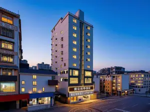 Qingyun Seasons Hotel (Weining Caohai Convention and Exhibition Center, Bijie)