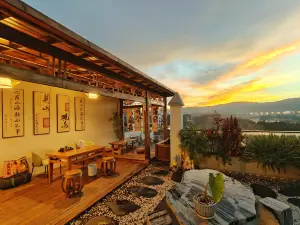 Maitreya Huxi Man Hot Spring Homestay (Huquan Water Town Tourist Resort Scenic Area Branch)