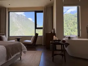 Shiwai Qilan Homestay (Kangding Love Song Square Liuliu City)