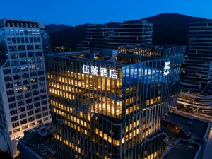 HOTEL FIVE