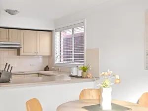 Bright 3BR Home – Parking & Shops Nearby in Greystanes