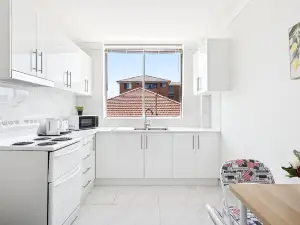 Convenient Stay – Just Steps from Station & Essentials