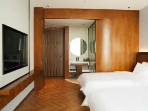WHITE HOTEL
