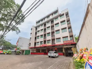 RedDoorz Premium Near Paris Van Java Mall