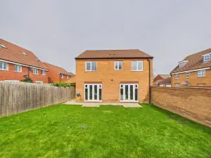 4 Bed Modern Spacious House | Parking x3 | EV Charger